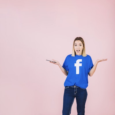 Ženska, ki sodeluje v Facebook nagradni igri